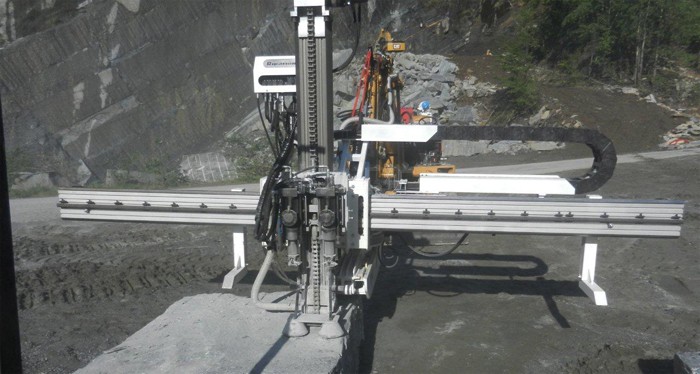 配裝于板材分割的排孔鉆車的YD30液壓鑿巖機(jī)(意大利)